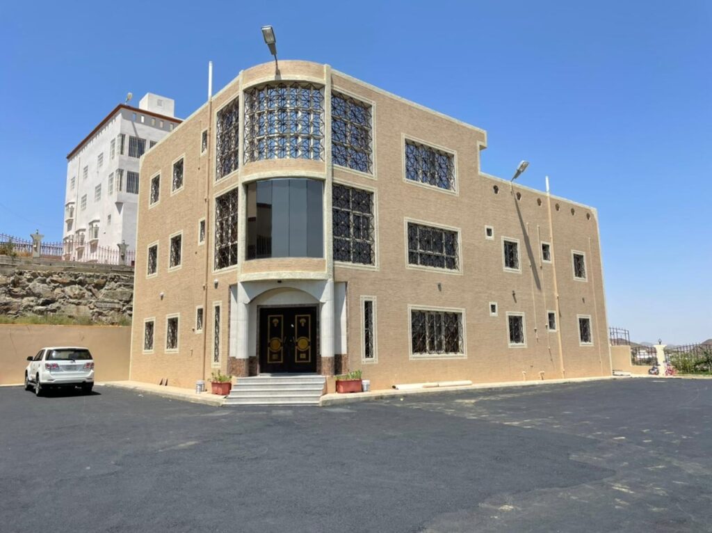 بناء فلل حديثة بتصميم هندسي فاخر